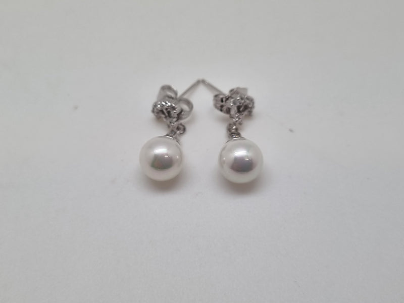 Pearl dangling earrings